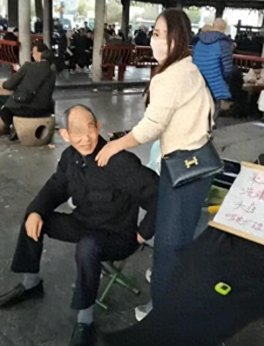 开云体育下载-长沙公园惊现 “老年服务圈”！低价刚需服务，姑娘边服务边唠嗑
